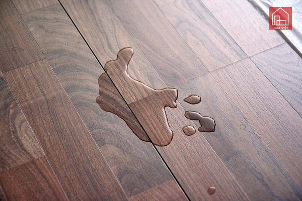 Trong những năm gần đây, sàn gỗ và sàn nhựa đã trở thành hai lựa chọn phổ biến cho việc lát sàn trong các công trình xây dựng, từ nhà ở đến các khu thương mại. Dưới đây là những điểm khác biệt giữa sàn gỗ và sàn nhựa.
1.Nguyên liệu
Sàn gỗ được làm từ gỗ tự nhiên, thường là gỗ sồi, gỗ thông, gỗ hương, gỗ dầu, gỗ thông, gỗ óc chó, v.v. Trong khi đó, sàn nhựa được làm từ nhựa PVC, vinyl hoặc một số loại nhựa tổng hợp khác.
2.Độ bền
Sàn gỗ có độ bền tương đối cao và có thể kéo dài đến hàng chục năm nếu được bảo dưỡng đúng cách. Tuy nhiên, sàn nhựa cũng cung cấp độ bền tốt và có thể kéo dài đến 15-20 năm.
3.Độ chịu nước
Sàn gỗ không chịu nước tốt và có thể bị cong vênh nếu tiếp xúc với nước trong thời gian dài. Trong khi đó, sàn nhựa có độ chịu nước tốt và có thể được sử dụng trong các khu vực ẩm ướt như nhà tắm và nhà bếp.
4.Độ dẻo
Sàn nhựa có độ dẻo cao hơn sàn gỗ, giúp giảm thiểu tiếng ồn và độ rung khi đi lại. Tuy nhiên, độ dẻo này cũng có thể làm giảm độ bền của sàn nhựa.
5.Giá cả
Sàn nhựa thường có giá thành rẻ hơn so với sàn gỗ, vì vậy nó là một lựa chọn phổ biến cho các công trình xây dựng có ngân sách hạn chế. Tuy nhiên, sàn gỗ vẫn là một lựa chọn sang trọng và đẳng cấp hơn.
Tóm lại, sàn gỗ và sàn nhựa đều có những ưu điểm và nhược điểm riêng của mình. Các nhà thiết kế và chủ đầu tư nên xem xét các yếu tố như ngân sách, mục đích sử dụng và phong cách thiết kế để chọn lựa loại sàn phù hợp nhất cho công trình của mình.
